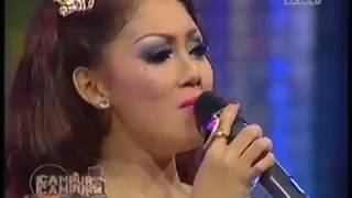 Zaskia Gotik Adu Goyang vs Mela Barbie Live 2014 [upl. by Haldis]