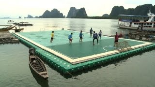 Una cancha de fútbol flotante [upl. by Lesig707]