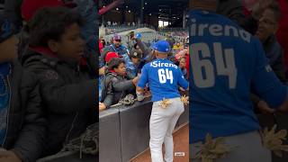 Emilio Bonifacio firmando autógrafos en el Citi Field Nueva York [upl. by Sucramal]