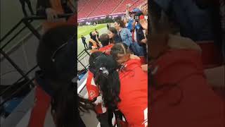 ARACELI TORRES REGALA SU JERSEY A UNA AFICIONADA 😍❤️🐐  CHIVAS FEMENIL 60 SANTOS  chivas [upl. by Eelsew]