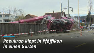 Pneukran kippt während der Arbeit in Pfäffikon ZH um [upl. by Irving]