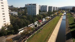 Imagini din dronă în zbor peste rândul de închinători ai Sfinților Parascheva și Pantelimon [upl. by Yramesor]