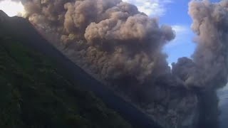 Stromboli il video della spettacolare eruzione la lava arriva in mare [upl. by Mccafferty]