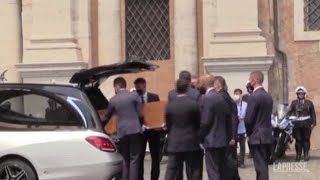 Funerali Carrà il feretro in chiesa arriva tra gli applausi [upl. by Trebleht594]