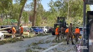 A Milano l’esercito in azione per sgomberare le strade dagli alberi [upl. by Whittemore995]