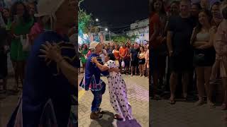 Karolina dança com turista e George dá o troco [upl. by Donaghue126]