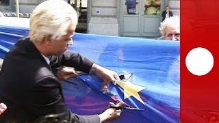 Vidéo  Geert Wilders découpe le drapeau européen à Bruxelles [upl. by Ailen]