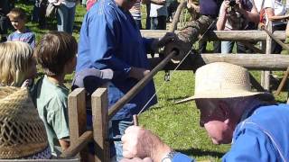 Wasserleitung aus Holzstamm bohren Schwarzwald Brauchtumsfest Raich [upl. by Darrill]