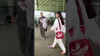 Zarah Khan gets comfortable and casual as she gets spotted at the airportzarahkhan spotted [upl. by Drue143]