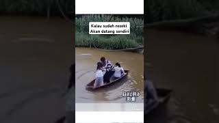 ga perlu di pancing ikan nya lompat sendiri ke perahu😆 lucu ngakak new vidiolucu shortvideo [upl. by Anilek]