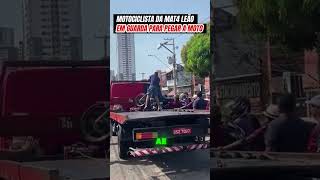 Motociclista aplica golpe em guarda para ter sua moto de volta motorista motociclistas transito [upl. by Erimahs]