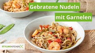 Gebratene Nudeln mit Garnelen  20 Minuten Rezept  Stylingkitchen [upl. by Nwahsan]