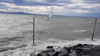 Föhnsturm Bodensee Schiff in Schwierigkeiten Hafeneinfahrt beschädigt [upl. by Meggi]