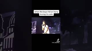 Bro didnt even notice js playing w the balloon🤣harrystyles onedirection funny louistomlinson [upl. by Acima]