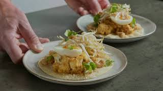 Krokante papadum met curry van bloemkool en kipstuckjes  Coopjeskoken  Coop [upl. by Akived205]