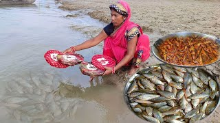 amazing catching fish in river invillage famous fish curry recipeChhoti Machli banane ka new tarika [upl. by Edrei867]