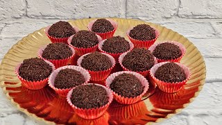 Brigadeiros com Leite Condensado [upl. by Artima975]