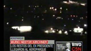 C5N MURIO NESTOR KIRCHNER  LLEGARON LOS RESTOS JUNTO A LA PRESIDENTE Y SU HIJO MAXIMO [upl. by Sullecram]