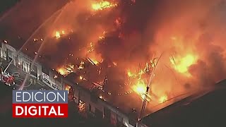 Incendio masivo arrasa un edificio comercial en California [upl. by Piggy162]