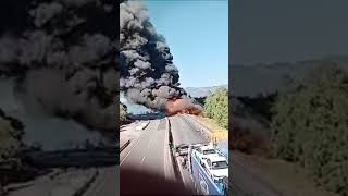 H Cuerpo de Bomberos y la DGAAE atienden un incendio de pipa q volco en la autopista PeroteXalapa [upl. by Miah602]