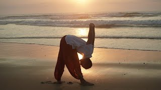 Découvrez le yoga proposé par SADHGURU pendant une retraite dune semaine dans un cadre exceptionnel [upl. by Esilenna138]