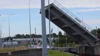 Brug open voor scheepvaart [upl. by Anoo571]