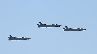 中国軍の最新鋭ステルス戦闘機Ｊ２０が公開飛行 [upl. by Nylear]