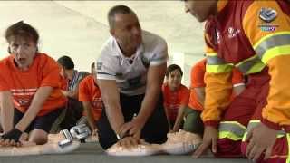 Bombeiros ensinam técnicas de massagem cardíaca [upl. by Aigroeg]