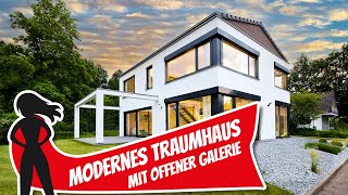 HolzhausTradition neu definiert Modernes Traumhaus mit offener Galerie  Lehner Haus [upl. by Ronalda359]