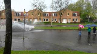 Gillende kinderen en waterpret in Roden [upl. by Catrina]