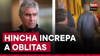 Selección Peruana hincha increpa a Juan Carlos Oblitas por la salida de Reynoso [upl. by Niledam446]