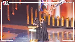 دنيا وايمى سمير غانم تبكيان علي مسرح حفل جوائز JOY AWARDS بعد تكريم والديهما [upl. by Kay671]