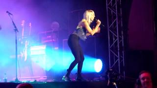 Veronica Maggio  Va kvar live  Popaganda Stockholm  30082014 [upl. by Pavlish863]