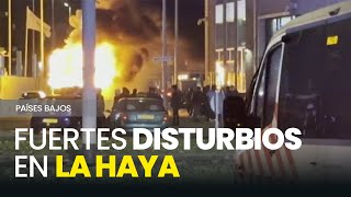 Coches de policía en llamas por disturbios en La Haya [upl. by Eelatsyrc764]