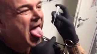 Zungen Piercing stechen bei Peter Puntigam 21032014 [upl. by Eille]