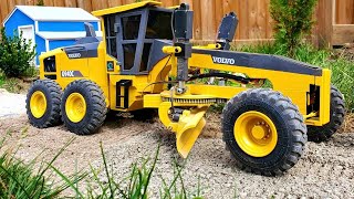 Grading A Road With An RC Motor Grader In 116 Scale [upl. by Enrobialc260]