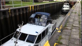 Schleusen mit dem Hausboot in Mecklenburg [upl. by Reinwald]