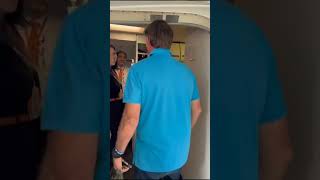 Bolsonaro com sua mochila simples pegando avião [upl. by Niwdla863]