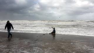 Code Oranje Dat maakt deze kiteboarders niets uit [upl. by Vanzant]