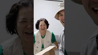 En Corea no se saludan ni con besos y tampoco abrazos pero gesto de mi suegra me sorprendió [upl. by Litt905]