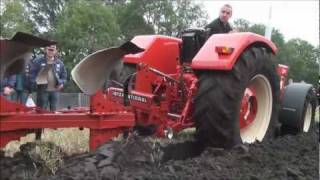 Ploegen met International 844S en Farmall 806 Trekkerweb [upl. by Nehtiek]