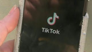 Des utilisateurs de TikTok réagissent après un vote au Congrès sur lapplication  AFP [upl. by Medorra]