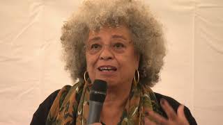 La militante Angela Davis à la rencontre de la jeune génération bruxelloise [upl. by Deny281]