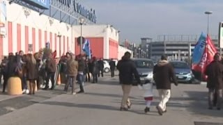 Afragola NA  Ipercoop lavoratori protestano contro tagli 191215 [upl. by Elfont]