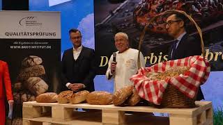 Brot des Jahres 2023 Kürbiskernbrot in Deutschland Vorstellung Grüne Woche in Berlin [upl. by Ibor]