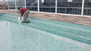 Como eliminar vazamento em PISCINAS DE CONCRETO com o KoberGlass [upl. by Beesley461]