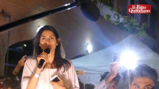 M5S La Raggi festeggia con militanti ed elettori quotCi siamo presi Romaquot [upl. by Naahsar]