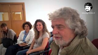 Beppe Grillo visita l AFA Centro REUL  R ED ULCO bambini con problemi di sordità [upl. by Efron743]