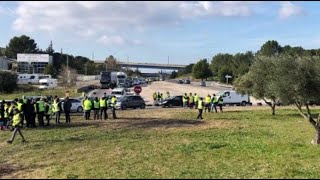 Un rondpoint clé entre le Gard et Avignon envahi par 300 gilets jaunes [upl. by Faso]