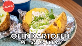 Ofenkartoffel mit Sour Creme Rezept  so einfach machst Du die leckere Baked potato [upl. by Kerek]